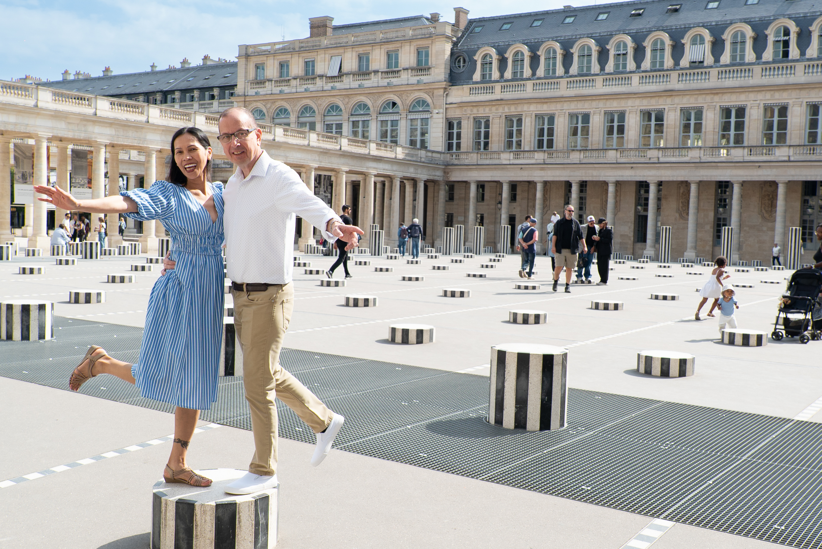 Couple at Palais Royal garden Paris — Buren columns photoshoot