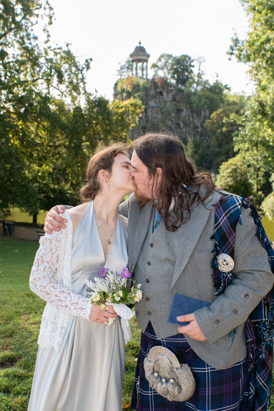 Couple photoshoot at Parc des Buttes-Chaumont Paris — cliffs and lake