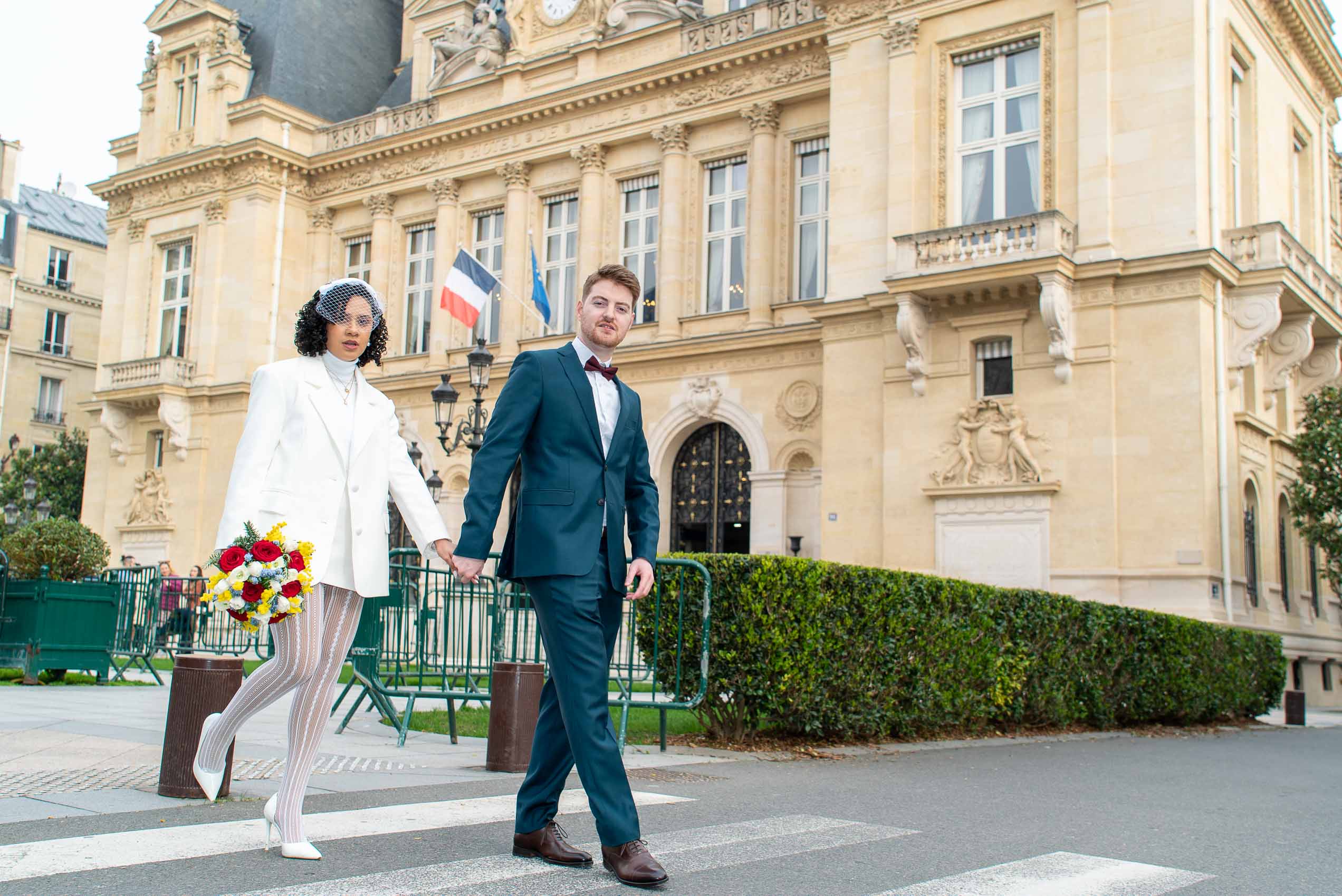 Portrait de couple devant l'hôtel de ville de Neuilly-sur-Seine — photographe mariage Neuilly élégant