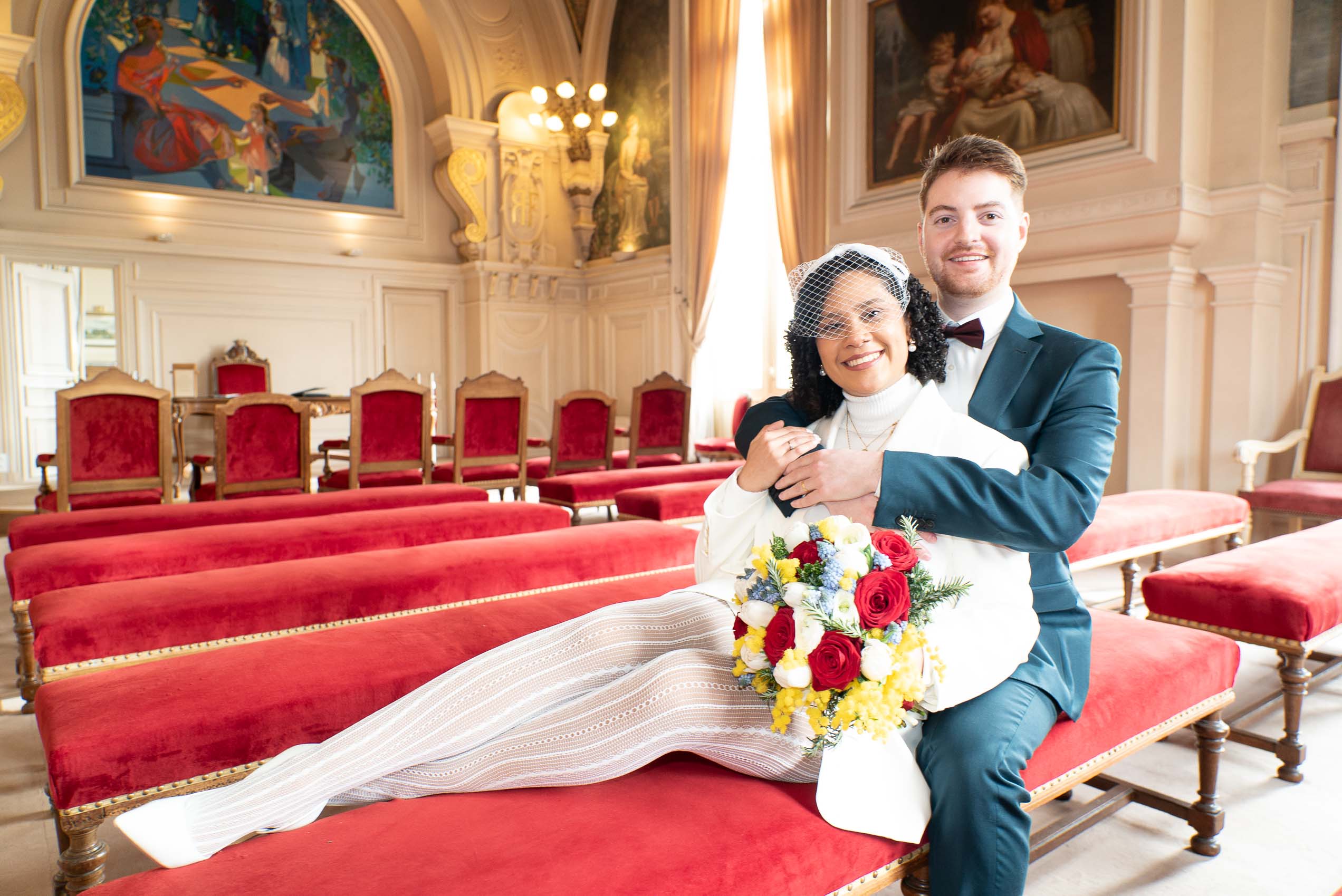 Pose élégante et naturelle des mariés à Neuilly-sur-Seine — photo mariage Neuilly naturel
