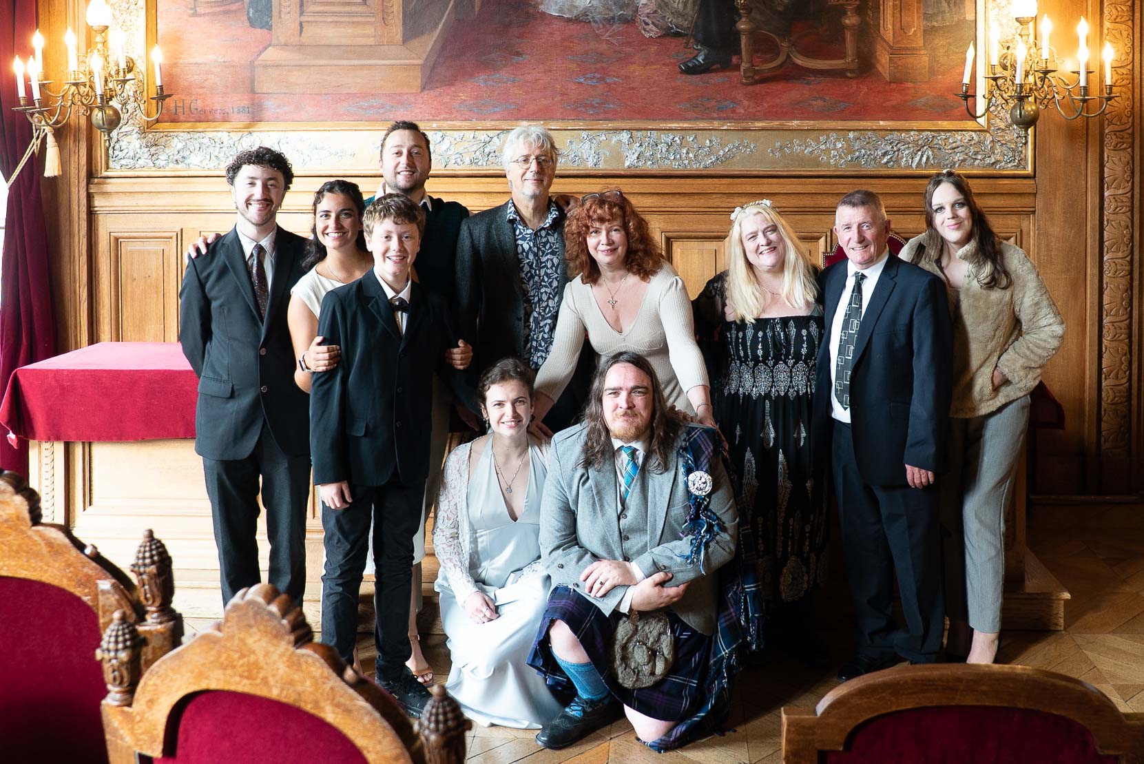 Photo de famille réunie après la cérémonie civile à la mairie du 19e — reportage photo mariage paris