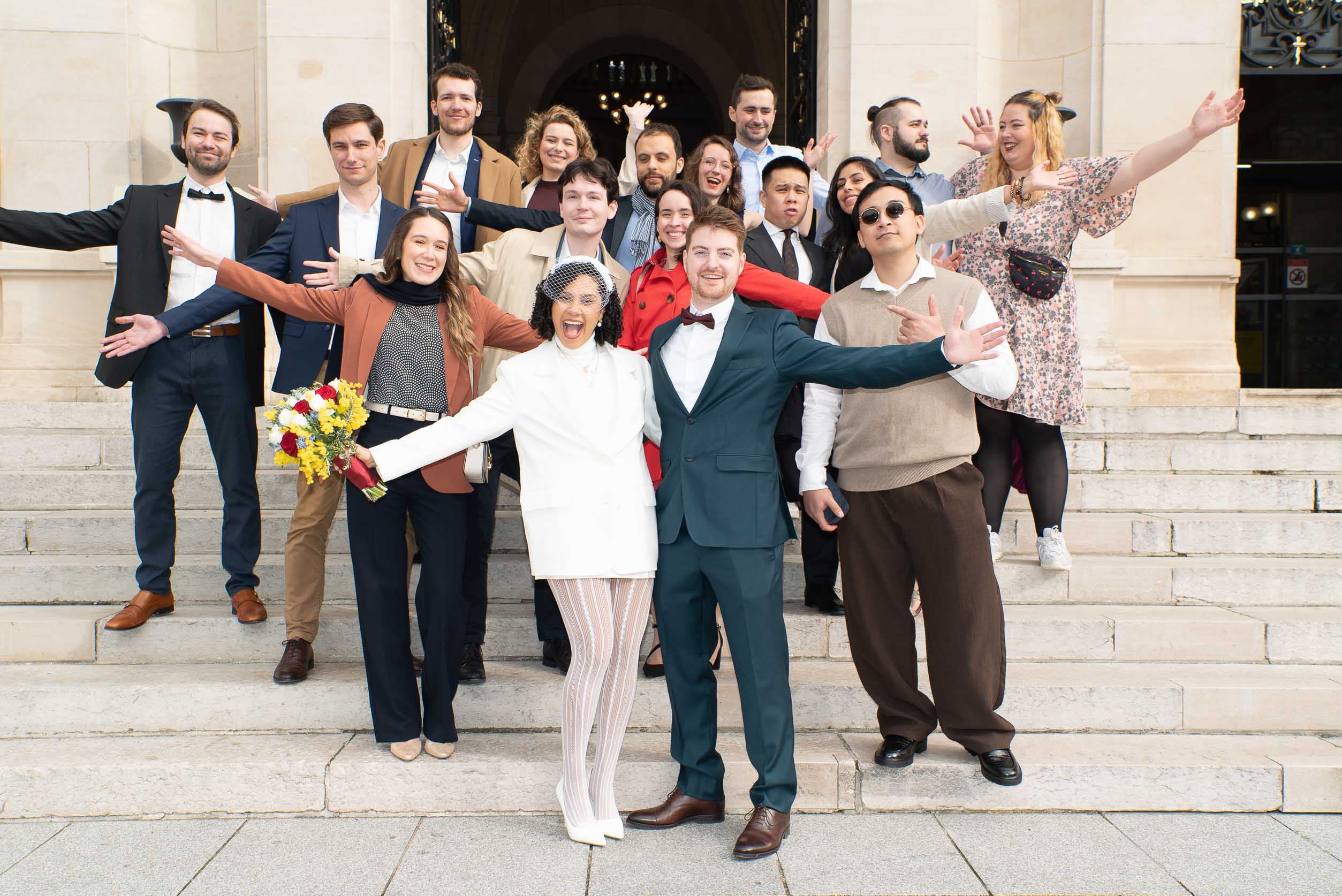 Photos de groupe devant la mairie de Neuilly-sur-Seine — ambiance joyeuse du mariage civil