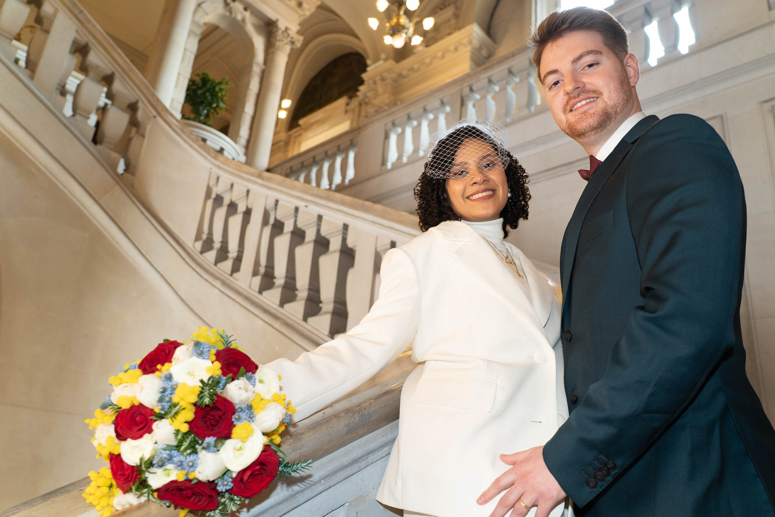 Photographe de mariage à Neuilly-sur-Seine — couple dans les escaliers d'honneur de la mairie