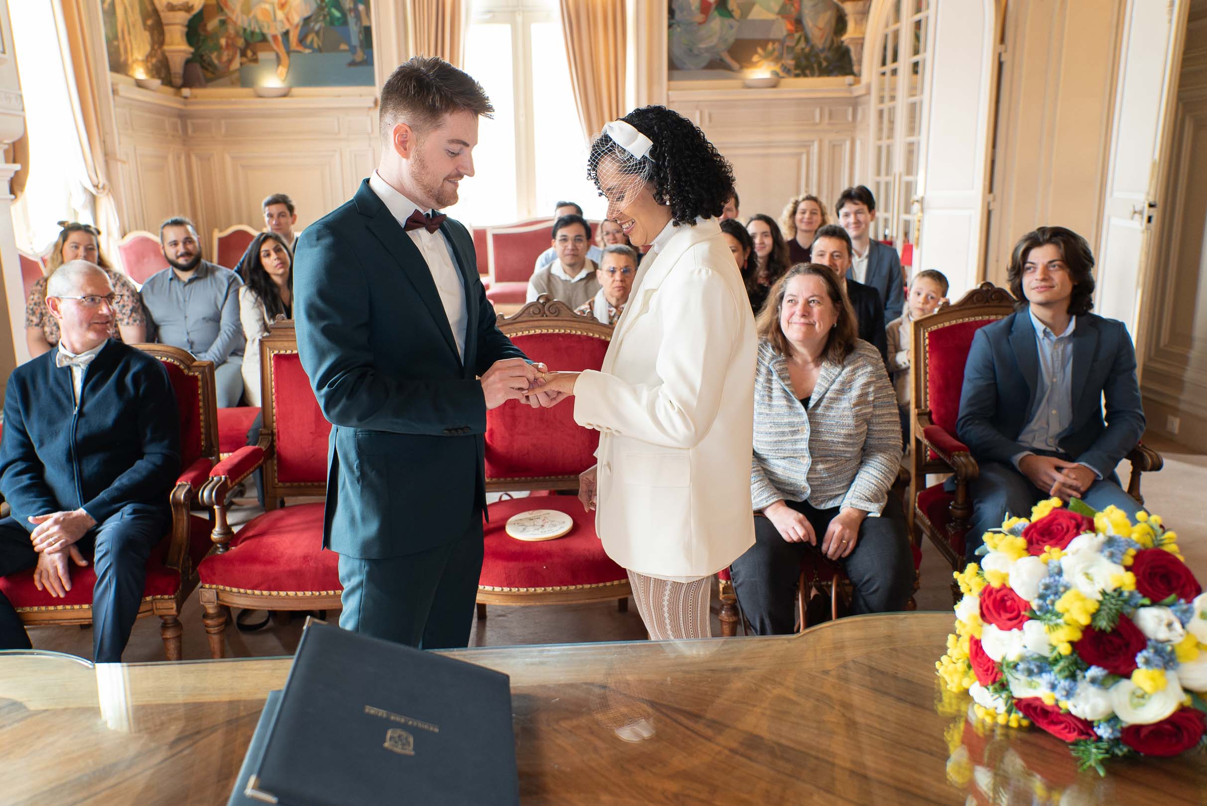 Échange des alliances lors du mariage civil à Neuilly-sur-Seine