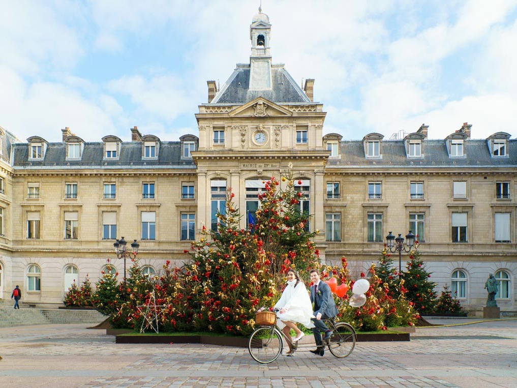 Couple de mariés devant l'arbre de Noël à la Mairie du 15e