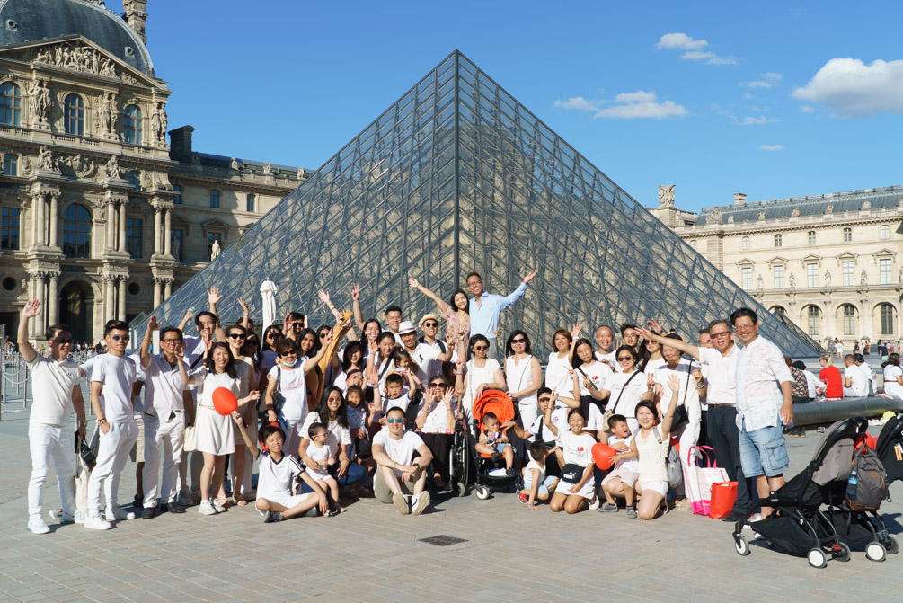 Photo mariage Paris à la Pyramide du Louvre, couple élégant dans un lieu iconique