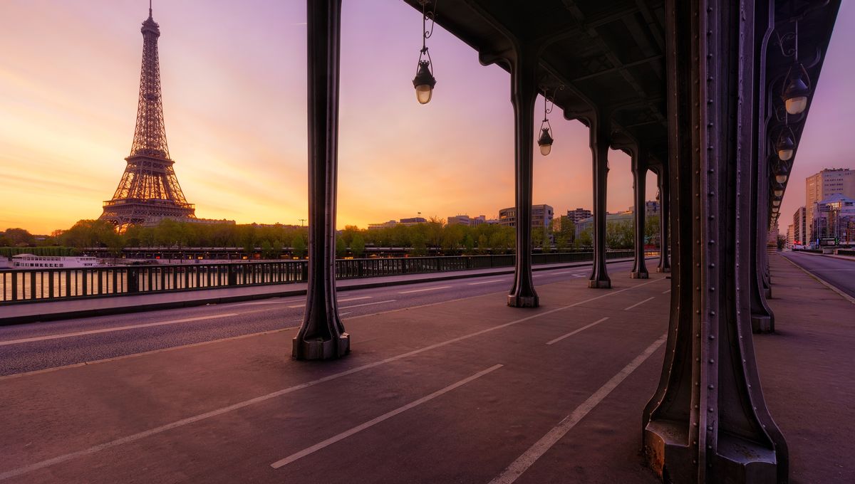 Pont de Bir-Hakeim photo workshop with Eiffel Tower view