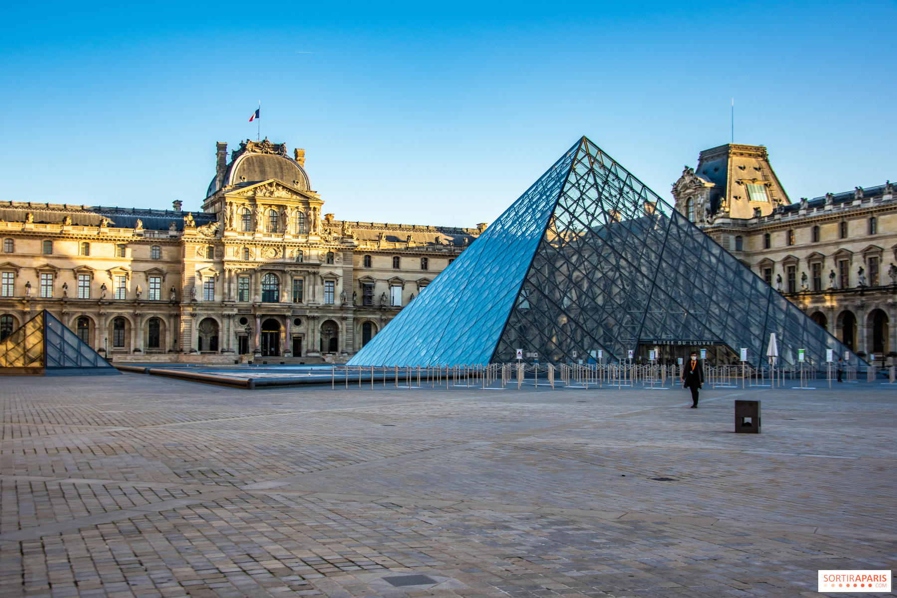 Louvre pyramid photo session – night or golden hour photography in Paris
