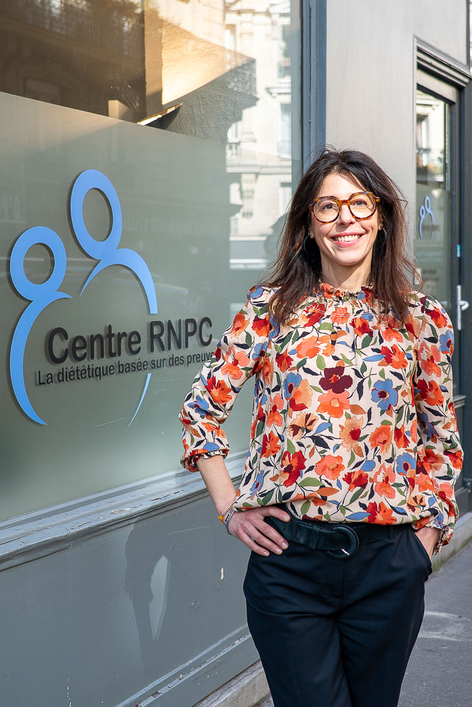 Portrait d’entrepreneure à Paris — lumière naturelle