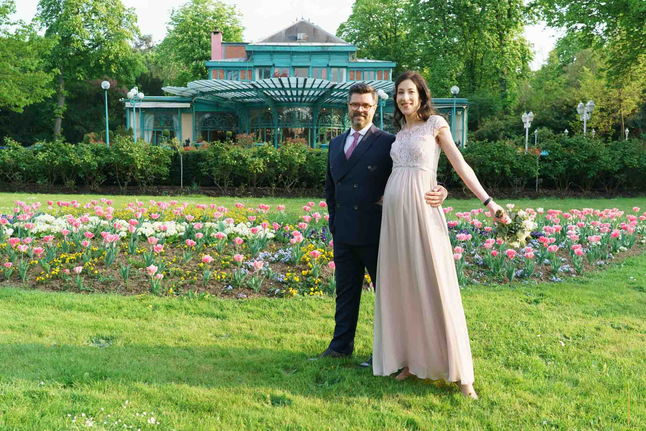 Photographe de mariage en Île-de-France – couple au bois de boulogne devant la grande cascade
