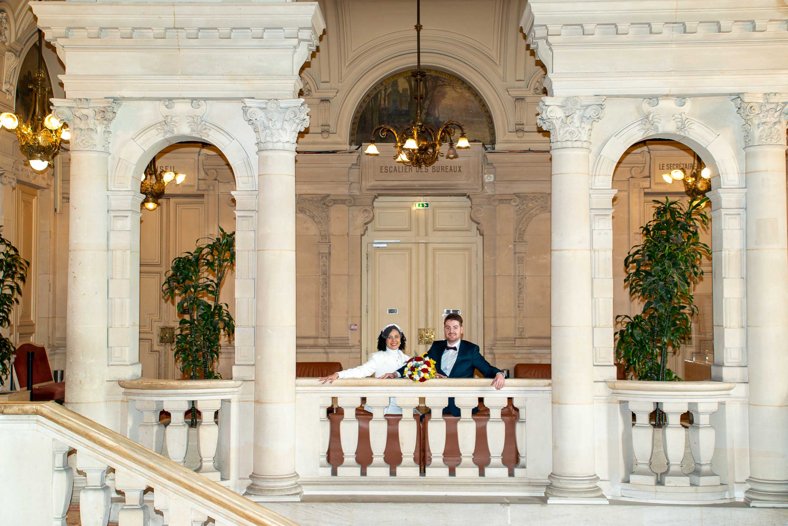 Photographe mariage Neuilly-sur-Seine — couple de mariés devant la mairie