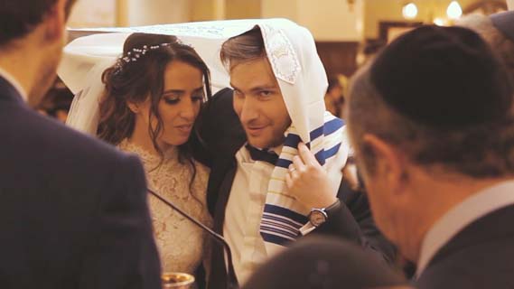 Photographe mariage Paris - Cérémonie juive sous la Houppa à la synagogue - photo des mariés 