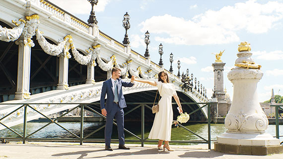 Photo mariage pont Alexandre 3 Paris, mariée en robe blanche avec bouquet de fleurs, couple marié danse sous le soleil. Photographie mariage, photo du mariage à Paris.