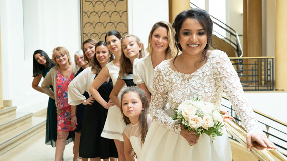 photos de mariage rigolote avec temoins Mairie de Puteaux