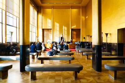 Salle des mariages de la mairie de Boulogne-Billancourt prête pour la cérémonie