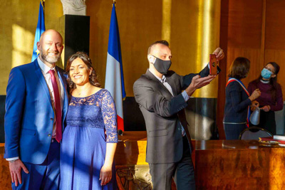 Les mariés dans la salle des mariages de Boulogne-Billancourt