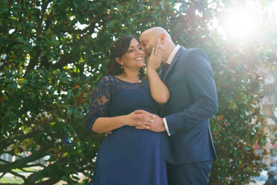 Instant romantique sous un arbre à la sortie de la mairie de Boulogne-Billancourt