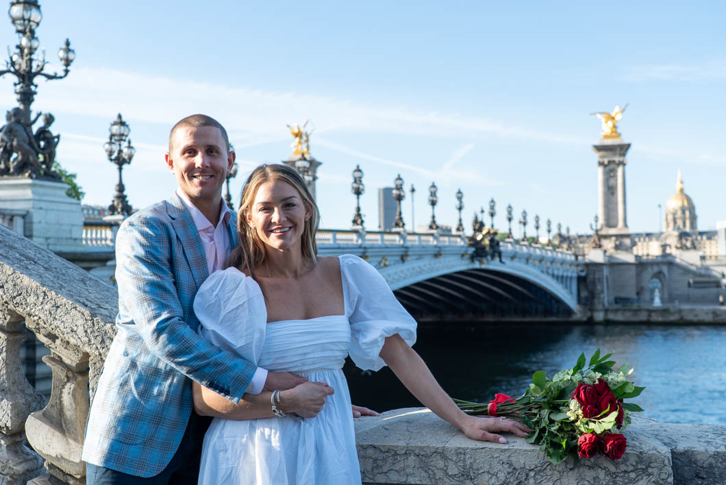 Scène de mariage sur le pont Alexandre III à Paris avec vue sur les Invalides