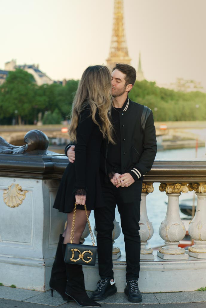Baiser romantique sur le pont Alexandre III à Paris