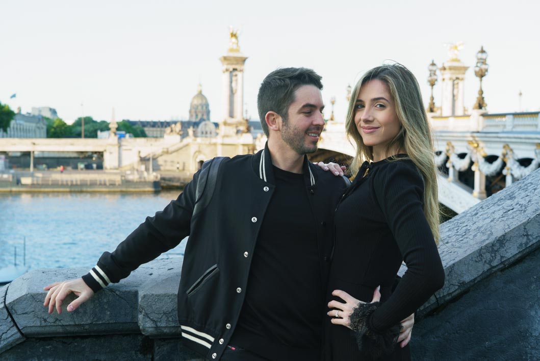 Portrait de couple sur le pont Alexandre III à Paris