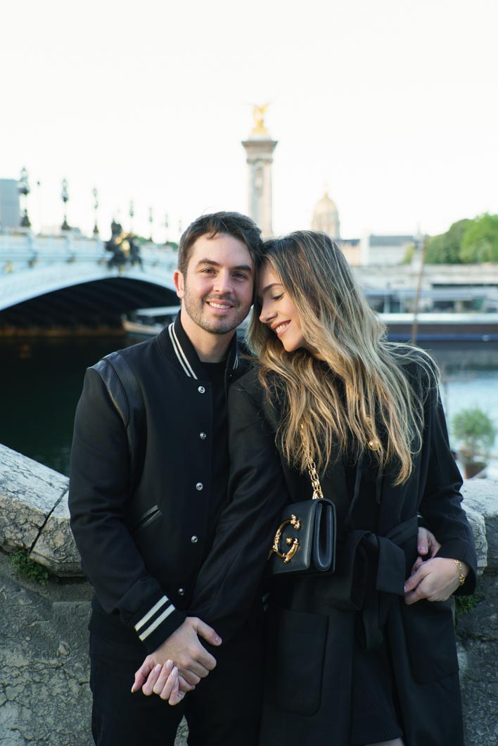 Couple posant sur le pont Alexandre III à Paris