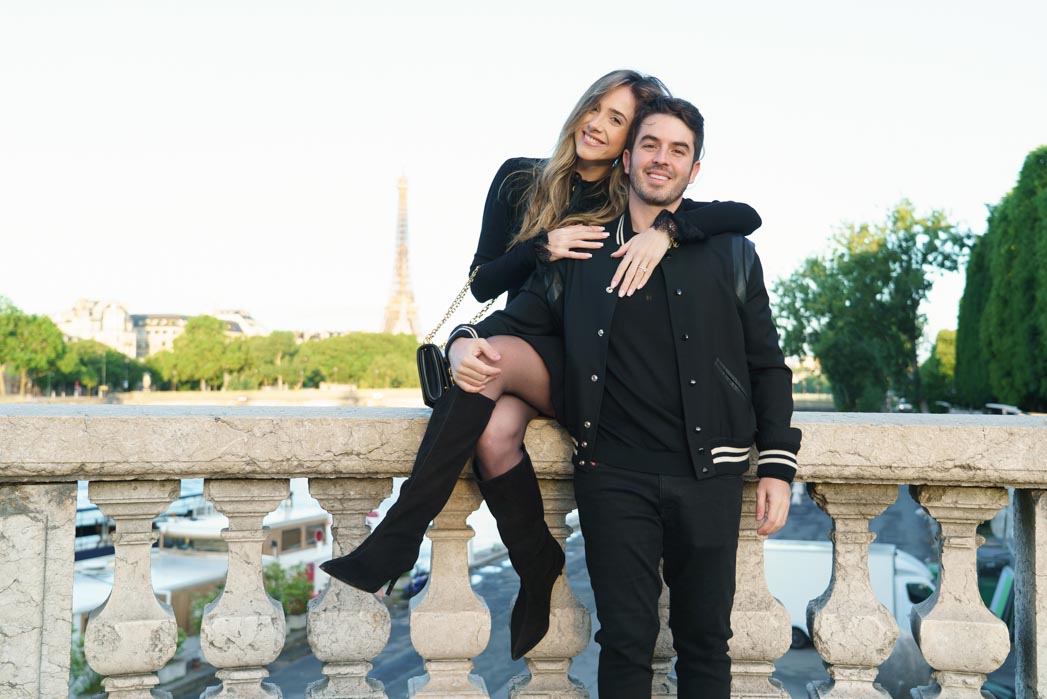 Tour Eiffel et couple sur le pont Alexandre III à Paris