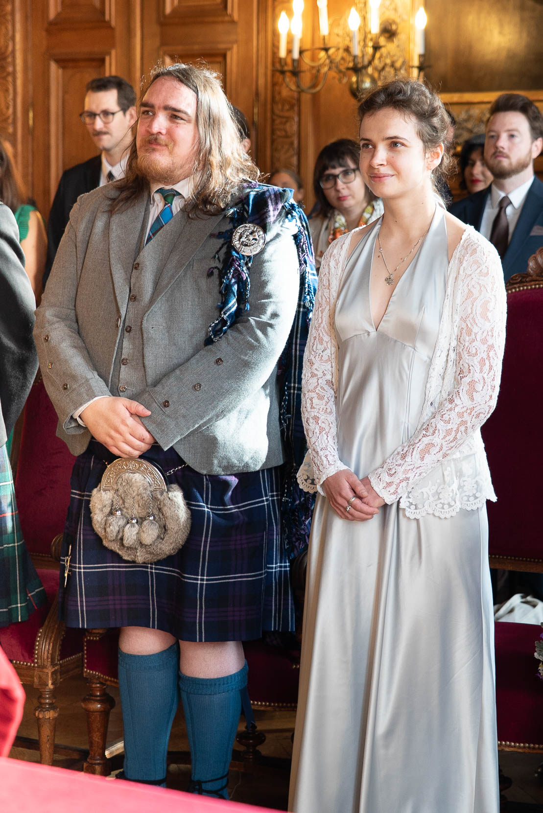 Portrait naturel et sensible des mariés après leur mariage civil à Paris — photographe de mariage paris