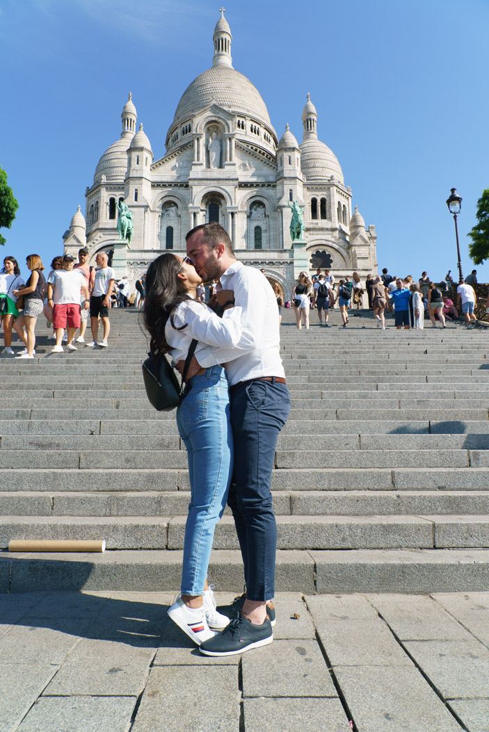 couple de fiancé qui s'embrasse à Montmartre