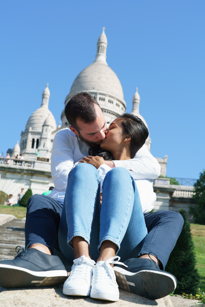 pose photo couple devant le sacré-coeur