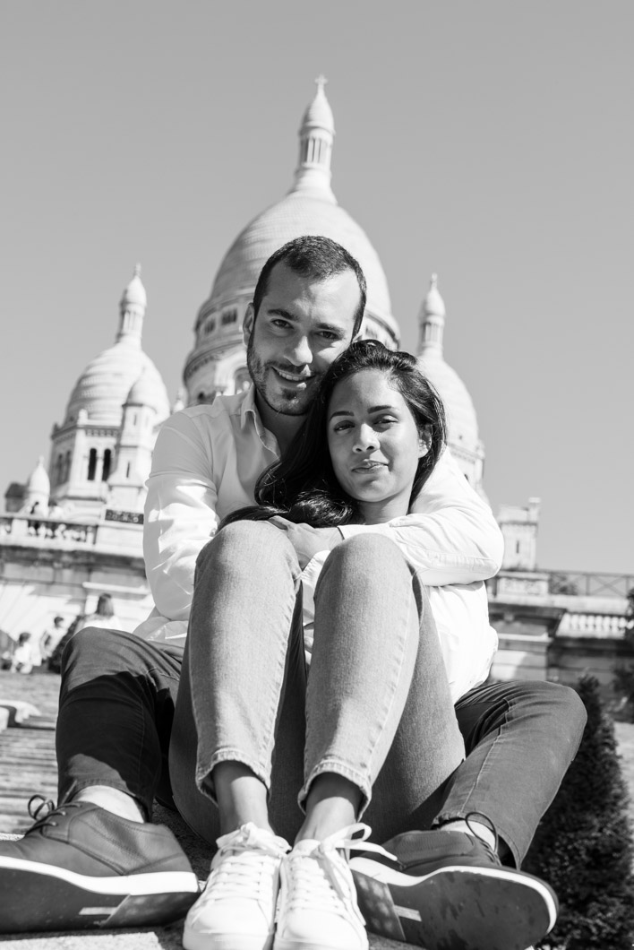 pose photo couple noir et blanc devant le sacré-coeur