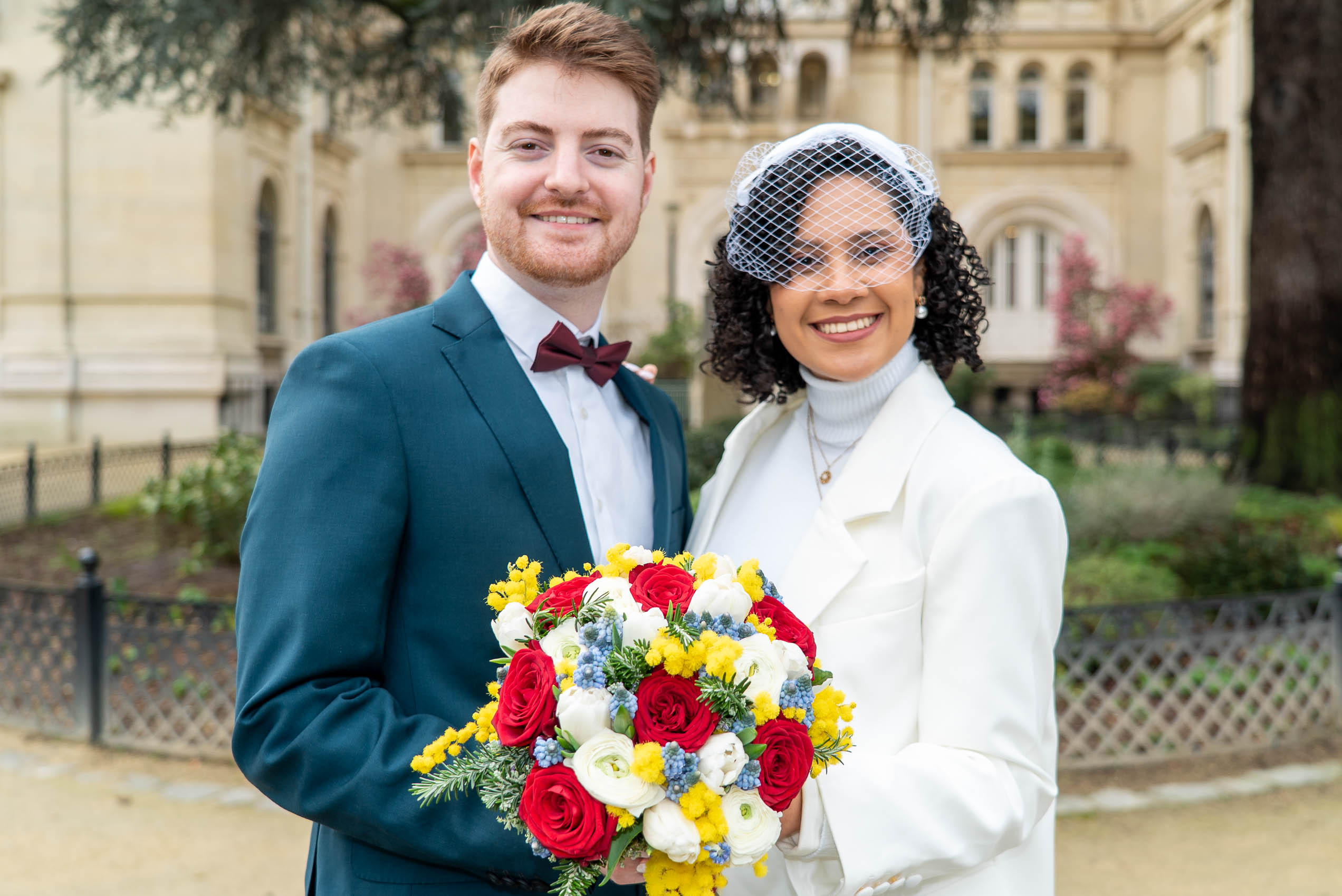 Séance photo couple dans un jardin de Neuilly-sur-Seine — ambiance douce et romantique