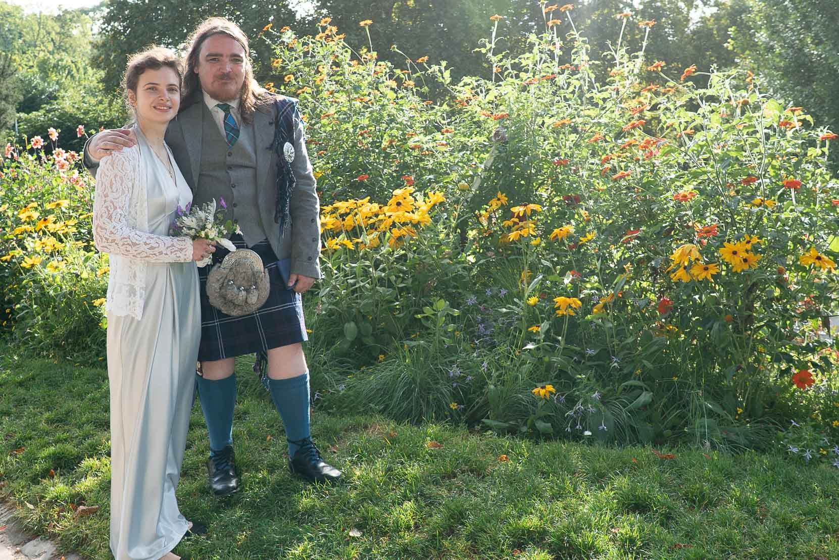 Séance photo couple au parc des Buttes-Chaumont après la mairie du 19e — séance photo mariage paris élégant