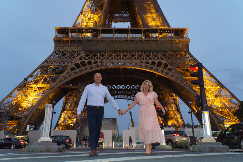 photo couple tour eiffel paris quai Branly - Jacques Chirac