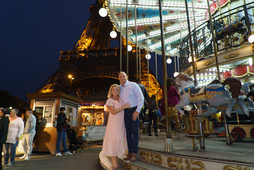 photo couple carroussel tour eiffel paris 