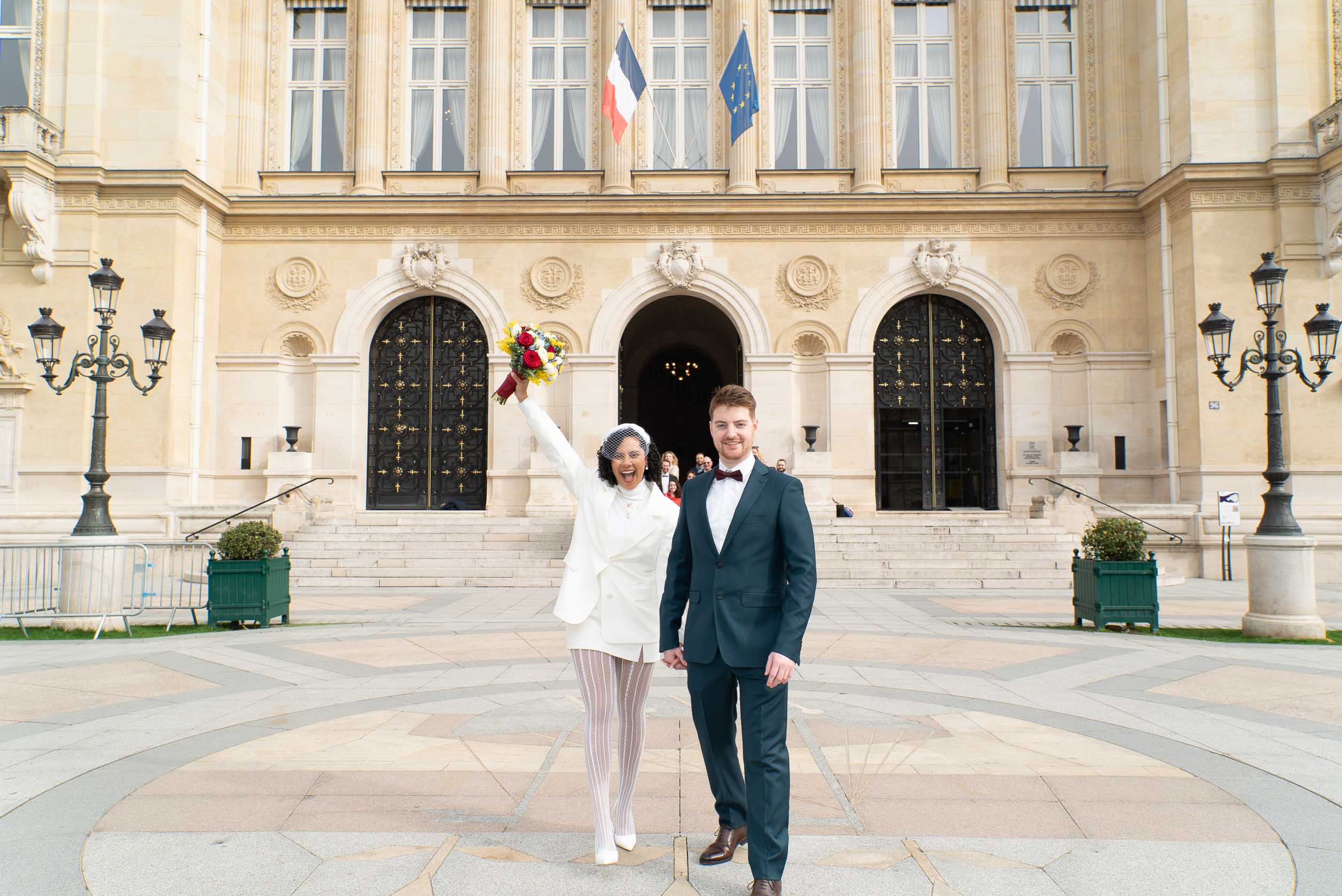 Sortie de mairie du couple de mariés à Neuilly-sur-Seine — reportage photo mariage naturel