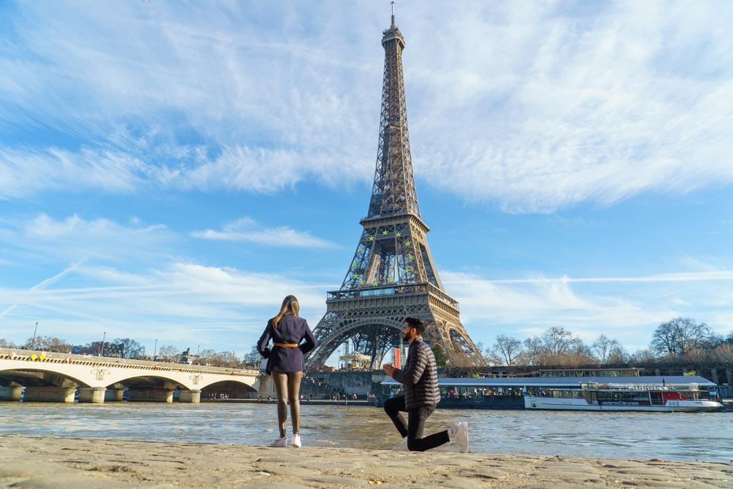 surprise proposal eiffel tower Paris port debilly